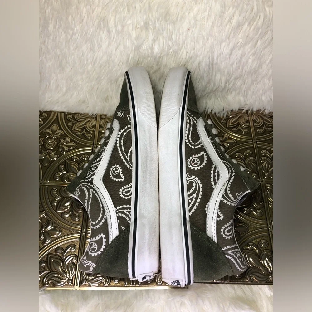 Vans Men's Green Paisley Sneakers size 7 Women’s 8.5